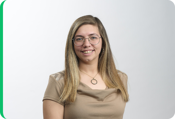 Portrait d’experte Melissa Vanhove en énergie souriante sur fond neutre, représentant l’équipe de Comparateur-energie.be