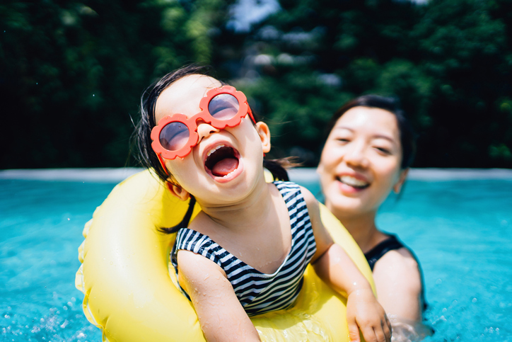 Facture d’énergie en été : comment limiter les coûts de votre climatiseur, ventilateur ou piscine ?